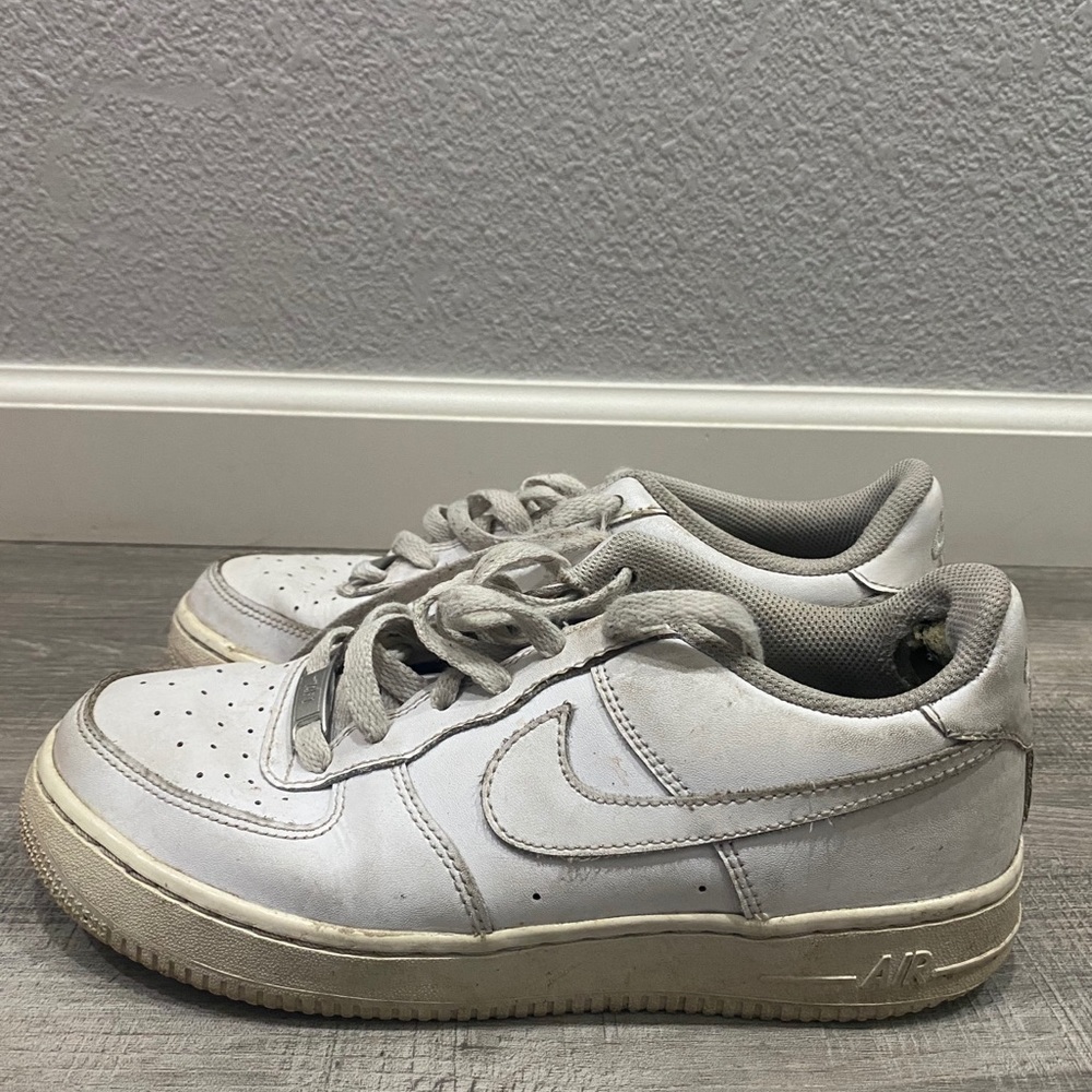 White Nike Air Force 1